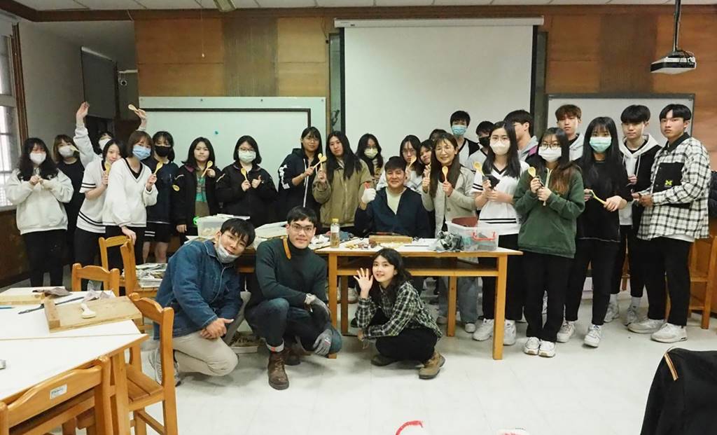 ▲大葉大學造藝系協助鶯歌工商辦理木雕體驗營。（大葉大學提供）